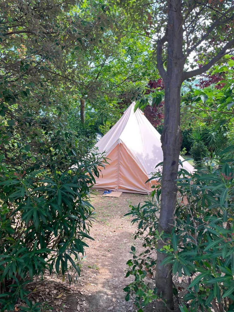 Mini lodge tenda canvas immersa nel verde